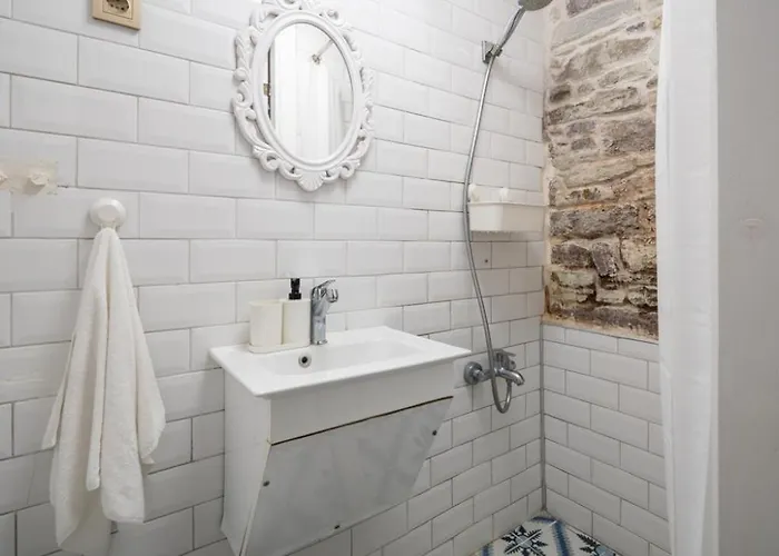 Miniq Homes 101 - Near Sea Center 2br Historic Stone House Casa vacanze *