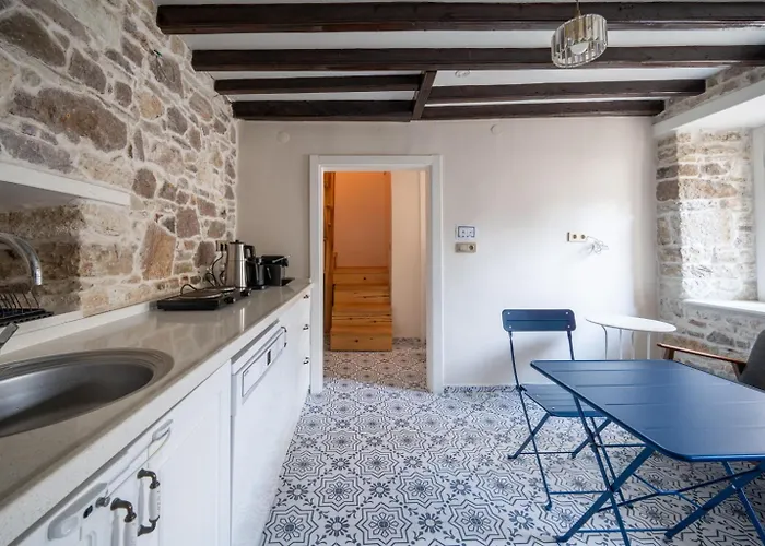 Miniq Homes 101 - Near Sea Center 2br Historic Stone House