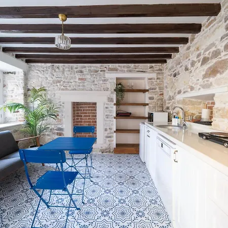 Miniq Homes 101 - Near Sea Center 2br Historic Stone House Case de vacanță