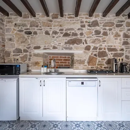 Case de vacanță Miniq Homes 101 - Near Sea Center 2br Historic Stone House