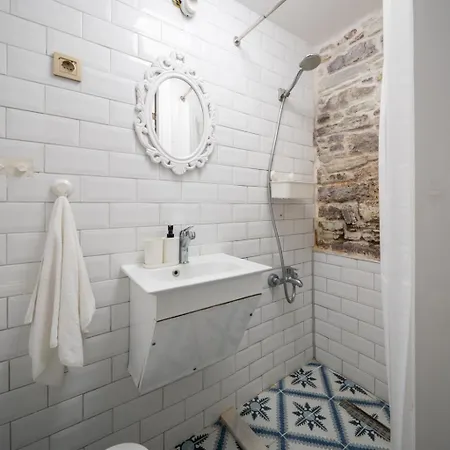 Miniq Homes 101 - Near Sea Center 2br Historic Stone House Дом отдыха *