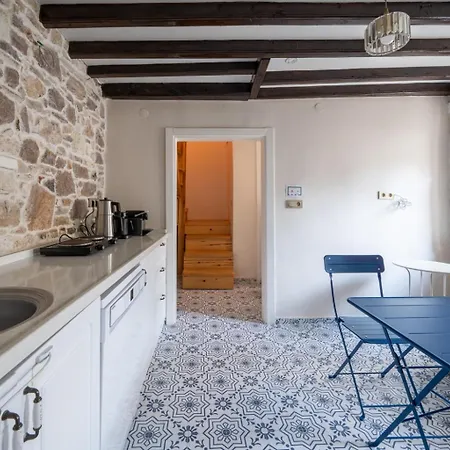 Miniq Homes 101 - Near Sea Center 2br Historic Stone House