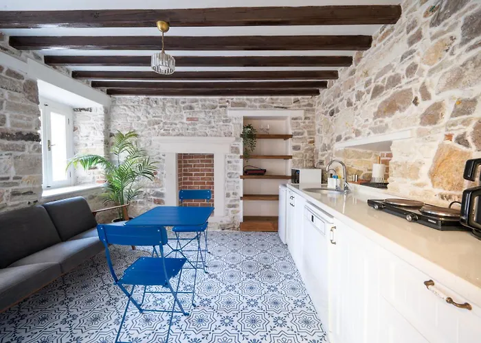 Miniq Homes 101 - Near Sea Center 2br Historic Stone House Tatil Evi